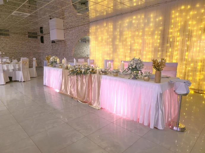 Svadbena dekoracija i mladenački stol u Restoranu Laguna