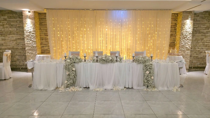 Mladenački stol i rasvjeta u svadbenoj dvorani Restorana Laguna