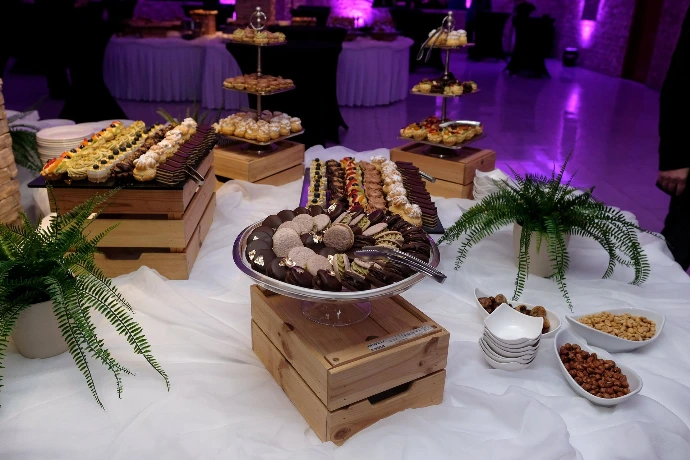 After-work druženje u Restoranu Laguna s barskim stolovima