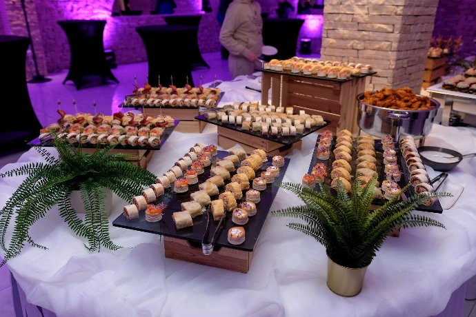 Korporativni event u Restoranu Laguna s bogatim buffet stolom